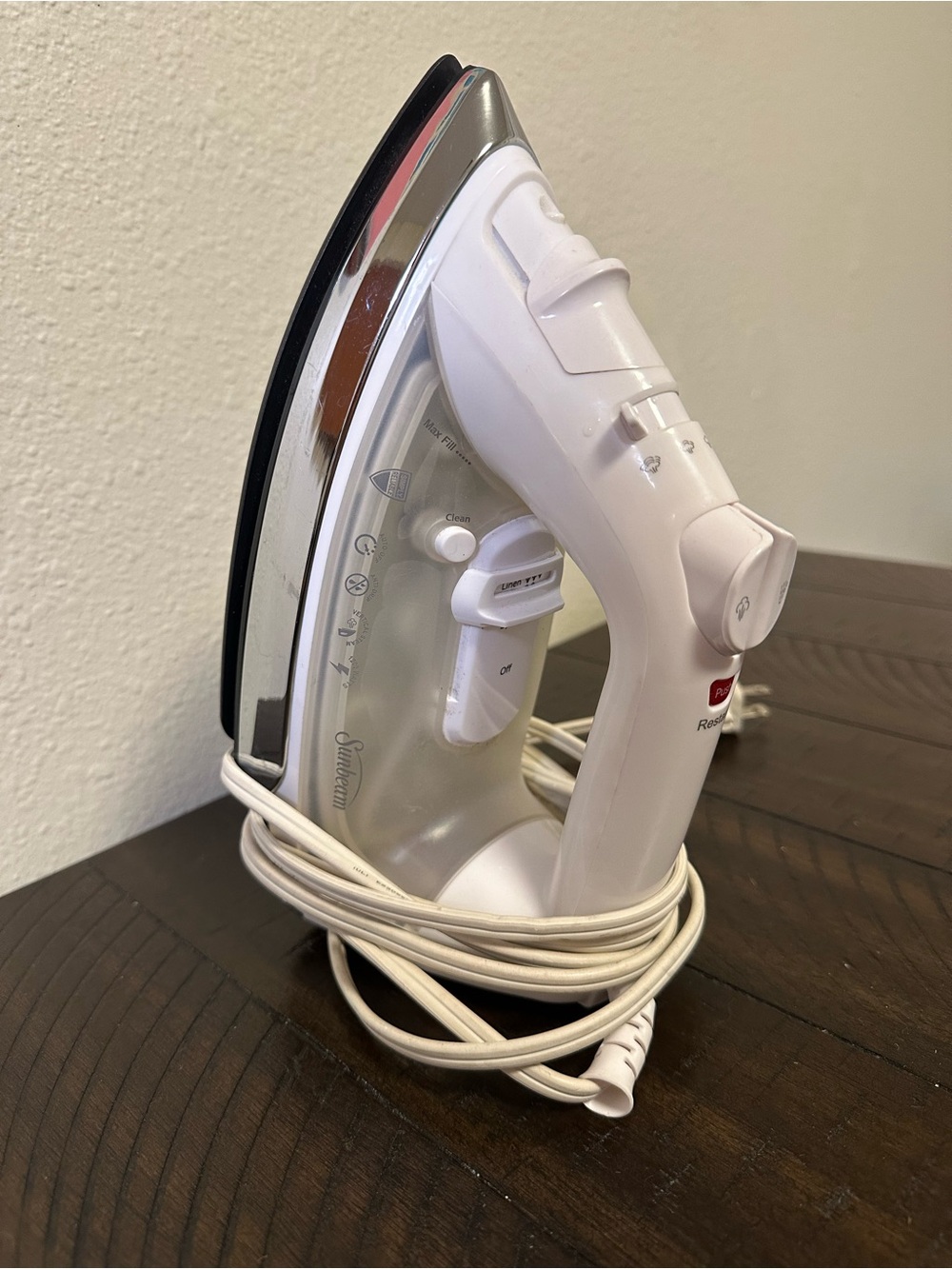 Sunbeam Classic Steam White Iron, model GCSBCL-317-000